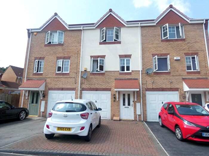 3 Bedroom Town House To Rent In Whiterose Avenue, Berry Hill, NG18