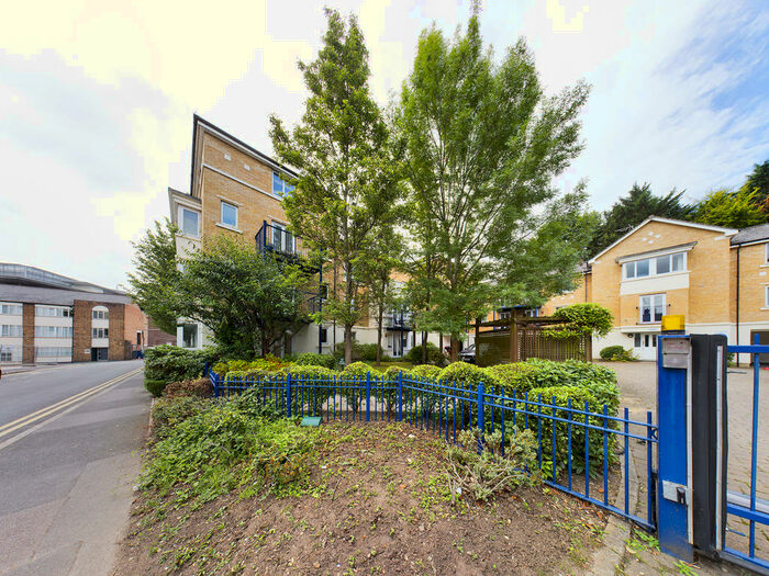 1 Bedroom Flat To Rent In West End Road, High Wycombe, HP11