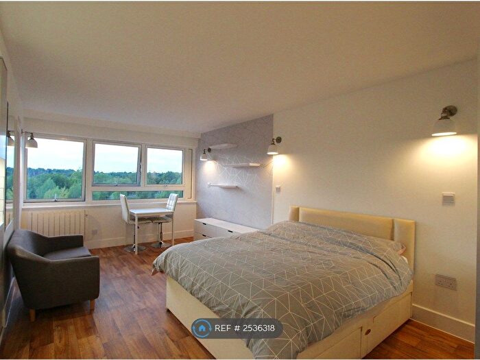Studio To Rent In Park House, London, N4