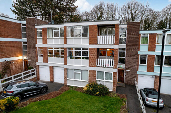 3 Bedroom Flat For Sale In Newton Court, Oakwood, Leeds, LS8