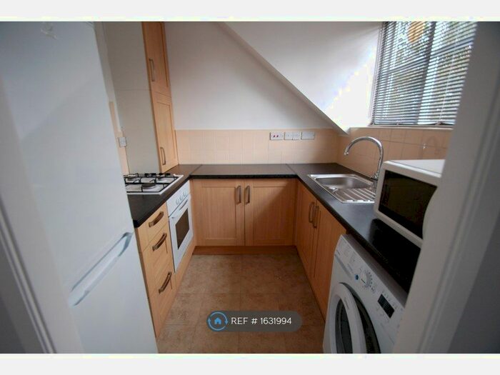 1 Bedroom Flat To Rent In Boleyn Way, Barnet, EN5