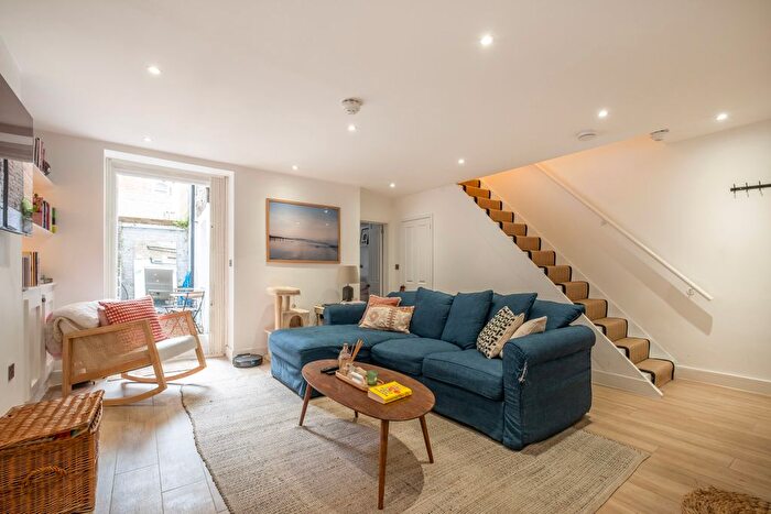 2 Bedroom Flat For Sale In Fulham Road, London, SW6