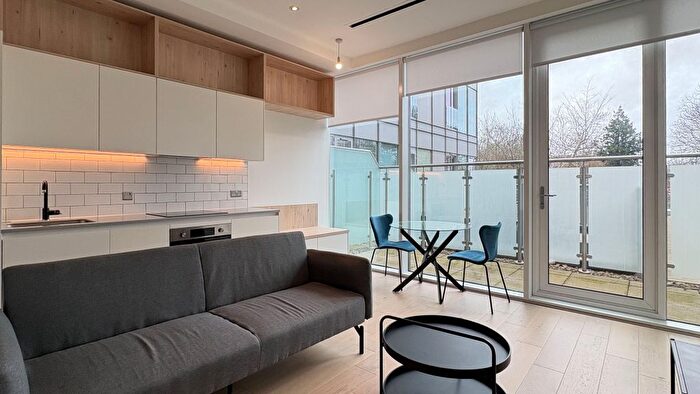 1 Bedroom Flat To Rent In Great West Road, Brentford, TW8