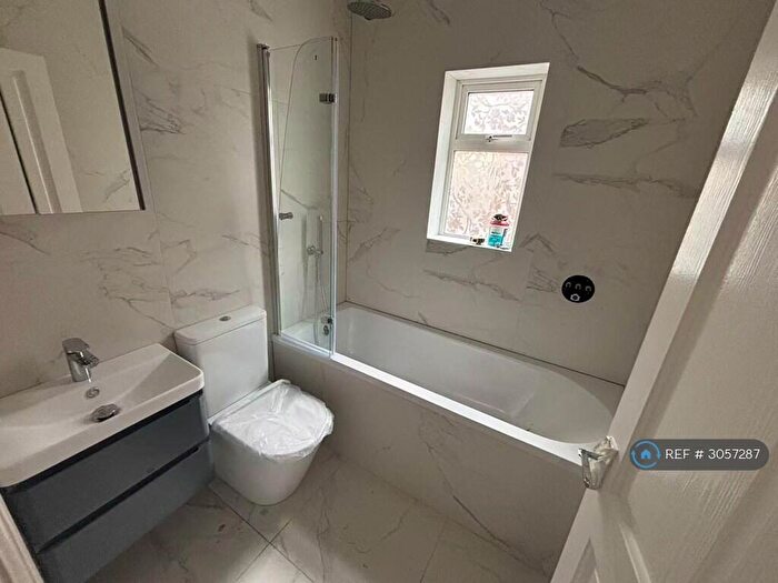 2 Bedroom Maisonette To Rent In Lodge Avenue, Romford, RM2