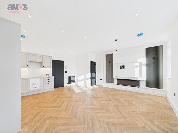 2 Bedroom Apartment For Sale In River Court, London Road, Leigh-On-Sea, Essex, SS9