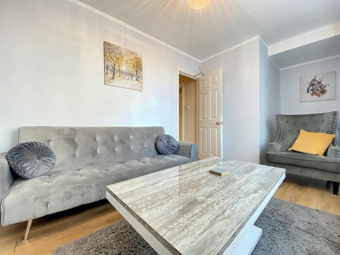 3 Bedroom Bungalow To Rent In Royal Lane, Uxbridge, Greater London, UB8