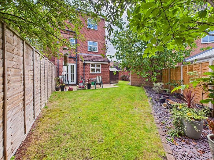 3 Bedroom Semi-Detached House For Sale In Sandringham Road Brough, HU5