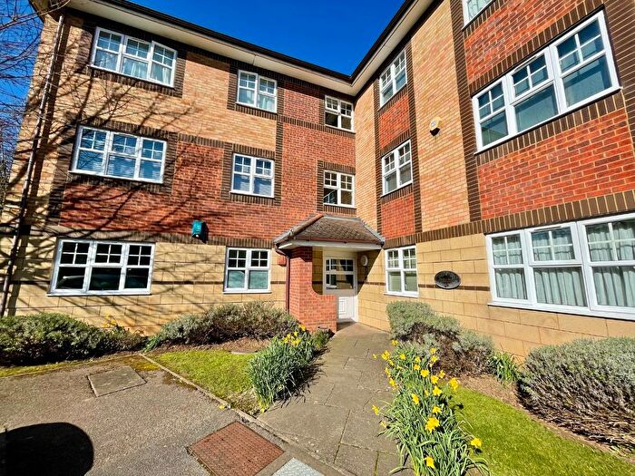 2 Bedroom Flat For Sale In Dukes Ride, Knights Field, Luton, Bedfordshire, LU2
