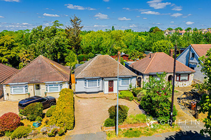 3 Bedroom Bungalow For Sale In Purfleet Road, Aveley, South Ockendon, RM15