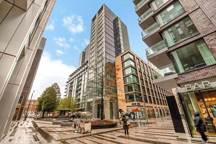 2 Bedroom Flat To Rent In Satin House, Piazza Walk, Whitechapel, London, E1