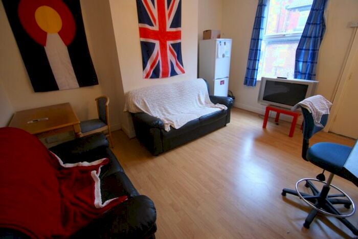 5 Bedroom Terraced House To Rent In Brudenell Mount, Hyde Park, Leeds, LS6