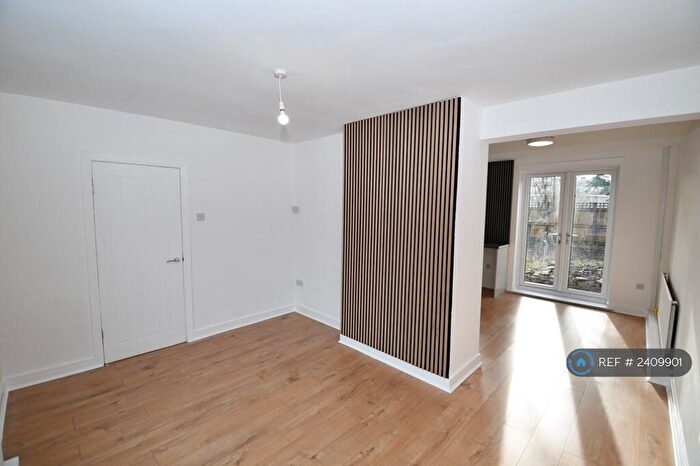 3 Bedroom Terraced House To Rent In Aylesbury Close, Salford, M5