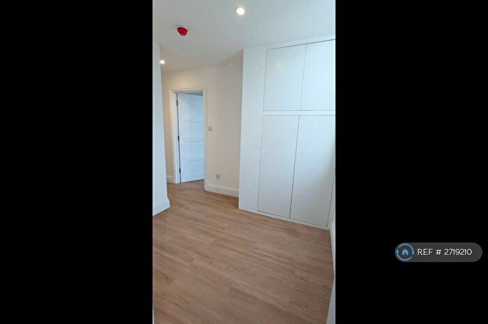 2 Bedroom Flat To Rent In Harpenden Road, London, SE27