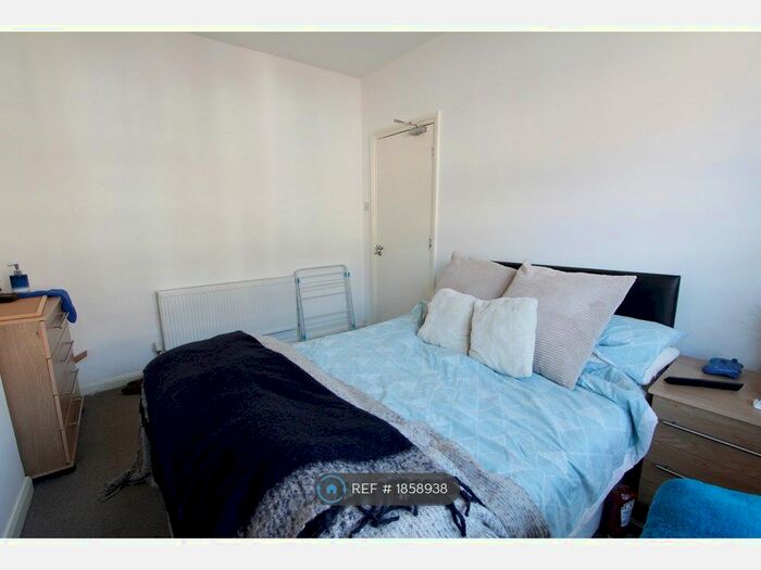 6 Bedroom Terraced House To Rent In Grange Avenue, Reading, RG6