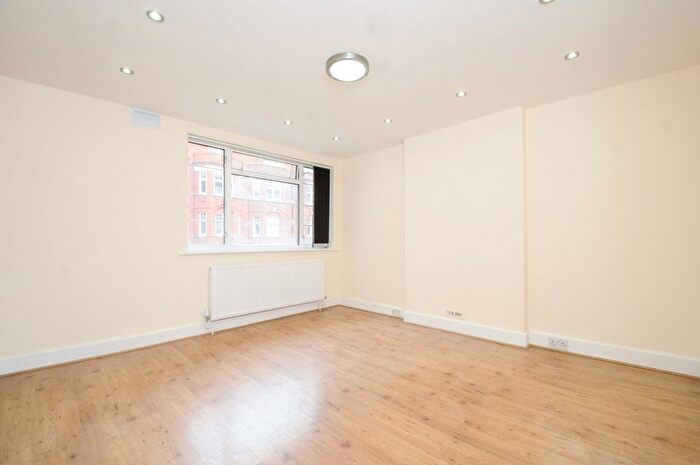 2 Bedroom Flat To Rent In Hamlet Gardens, Hammersmith, London, W6