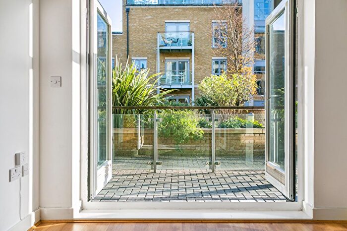 1 Bedroom Flat To Rent In Makepeace Court, Blagrove Road, Teddington, TW11