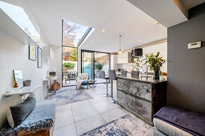 2 Bedroom Flat For Sale In Harwood Road, Fulham, London, SW6