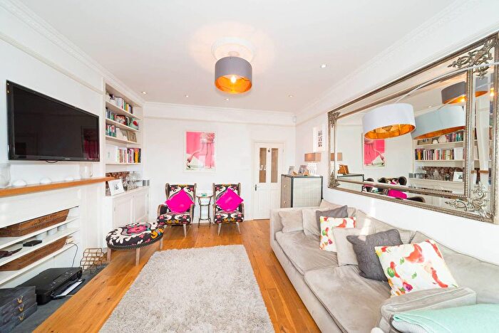 2 Bedroom Flat For Sale In Cavendish Road, Clapham South, London, SW12