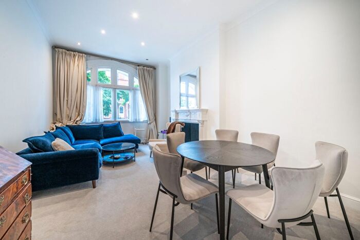 2 Bedroom Flat To Rent In Pont Street, London, SW1X