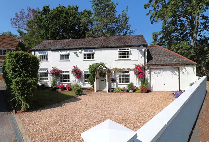 3 Bedroom Detached House For Sale In High Street, West End, SO30