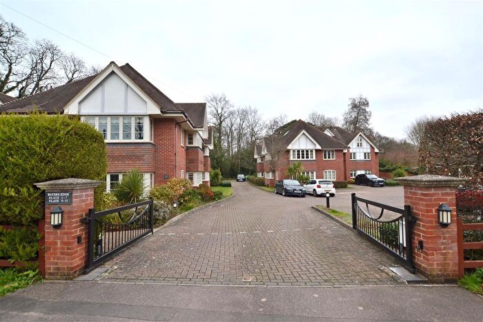 2 Bedroom Flat For Sale In Waters Edge, Fleet, GU52