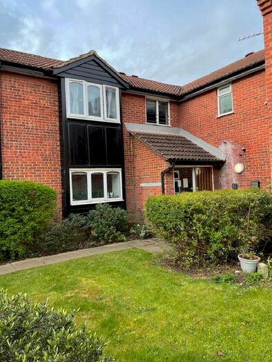 1 Bedroom Flat To Rent In Springwood Crescent, Edgware, Greater London., HA8