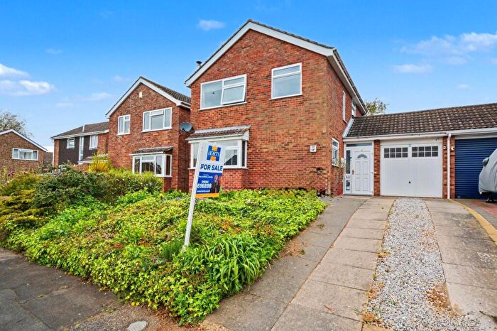 4 Bedroom Link Detached House For Sale In Shurville Close, Earls Barton, Northampton, NN6