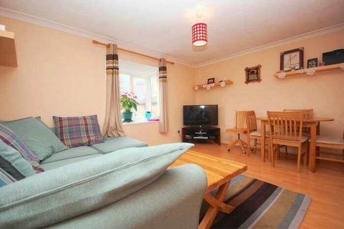 1 Bedroom Flat To Rent In Fearnley Crescent, Hampton, TW12