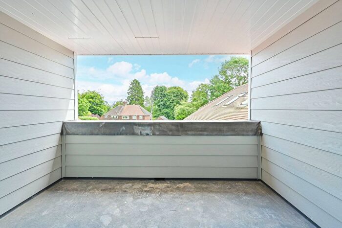 2 Bedroom Flat For Sale In Coronation House, Gomshall, GU5