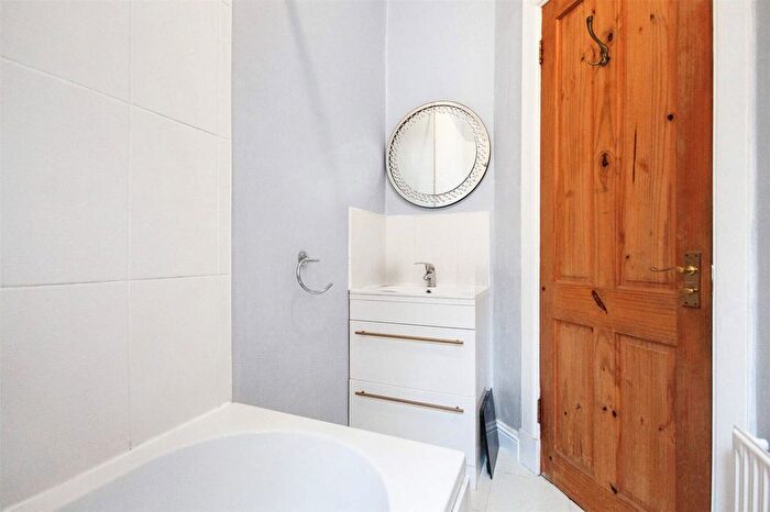 2 Bedroom Flat For Sale In Dryburgh Avenue, Rutherglen, Glasgow, South Lanarkshire, G73