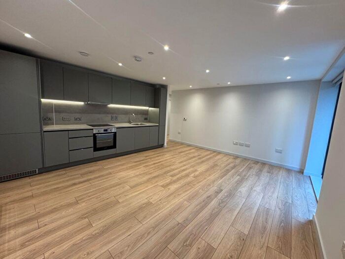 2 Bedroom Flat To Rent In Clyde Place, Glasgow, G5