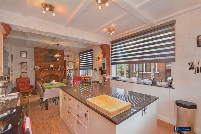 4 Bedroom Detached House For Sale In Oaklands Avenue, Romford, RM1