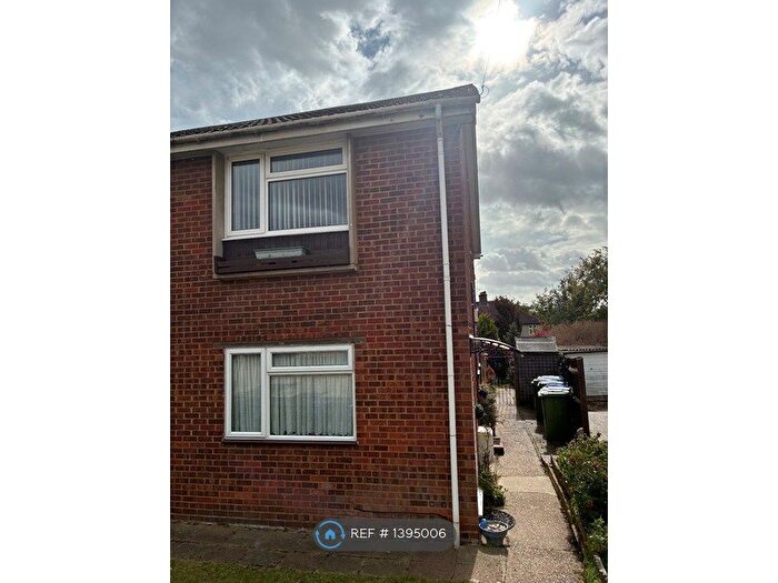 2 Bedroom Flat To Rent In Rossland Close, Bexleyheath, DA6