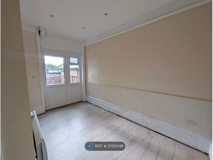 1 Bedroom Flat To Rent In Green Lanes, London, N13