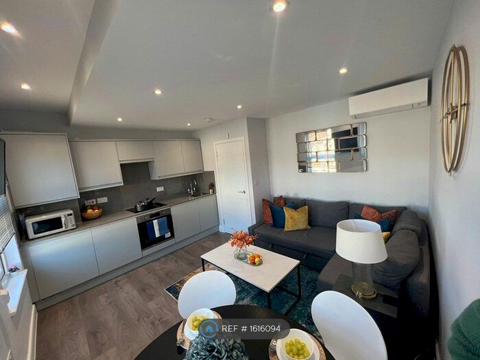 3 Bedroom Flat To Rent In Stanhope Road, London, N12