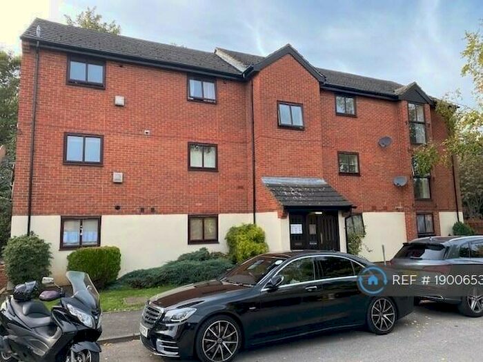 Studio To Rent In Wheatley Close, Hendon, NW4