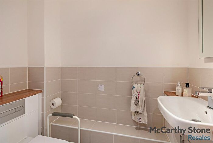 2 Bedroom Flat For Sale In Studio Way, Borehamwood, WD6