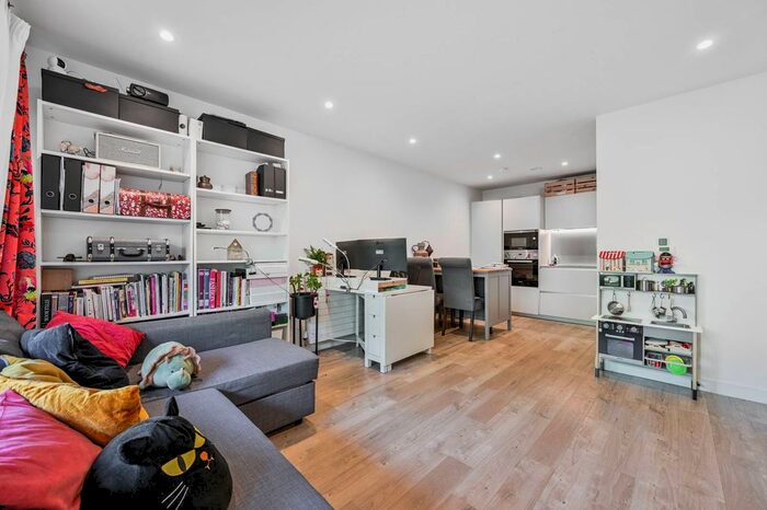 2 Bedroom Flat To Rent In Purbeck Gardens, Lower Sydenham, London, SE26