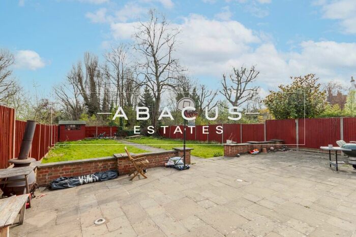 3 Bedroom Flat To Rent In Mapesbury Road, Kilburn, NW2