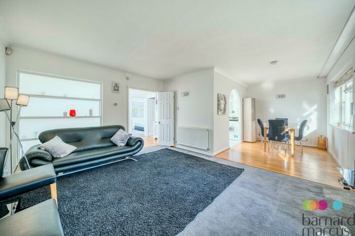 2 Bedroom Apartment To Rent In Woodside Avenue, N12