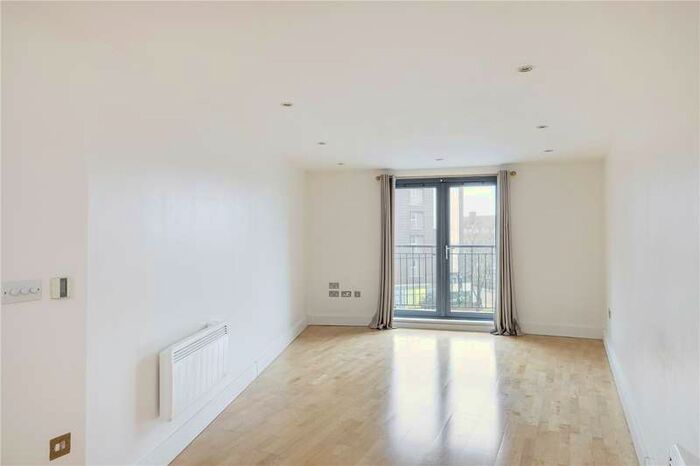 2 Bedroom Flat To Rent In Streatham Place, London, SW2