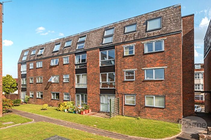 2 Bedroom Flat For Sale In Swan Street, Petersfield, Hampshire, GU32