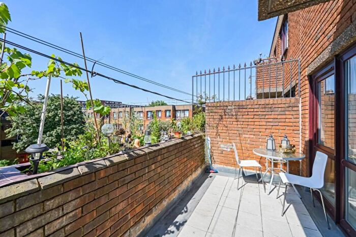 3 Bedroom Flat For Sale In The Sandlings, , Wood Green, London, N22