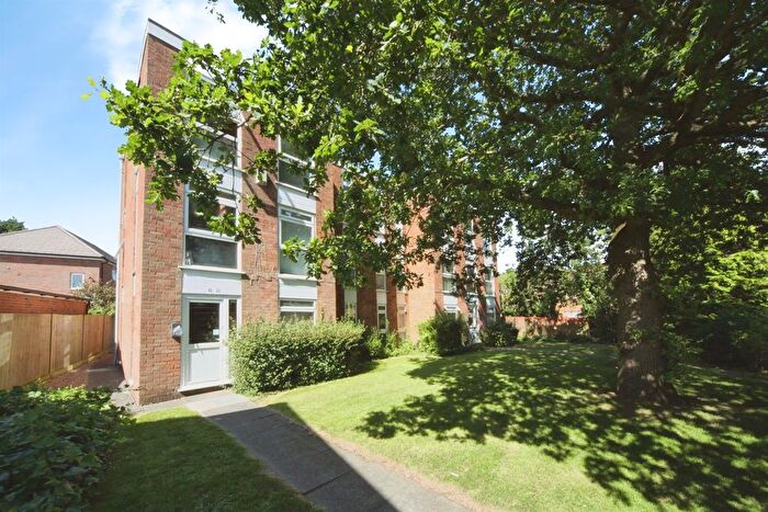 2 Bedroom Flat For Sale In Elderberry Close, Luton, LU2