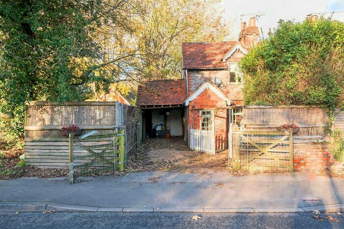 2 Bedroom Cottage For Sale In Bath Road, Hare Hatch, Reading, RG10