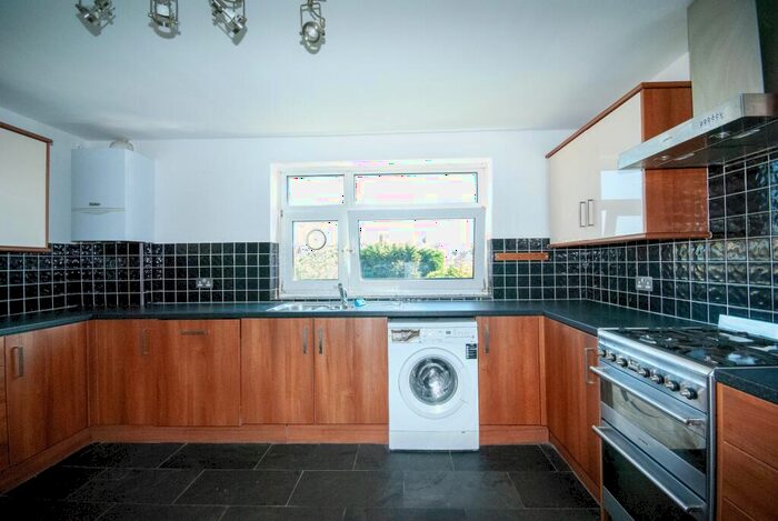 2 Bedroom Flat To Rent In Highfield Cloisters, Hadleigh Road, Leigh-on-Sea, SS9