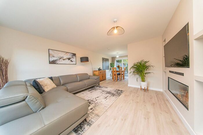 3 Bedroom Link Detached House For Sale In Braid Green, Livingston, EH54