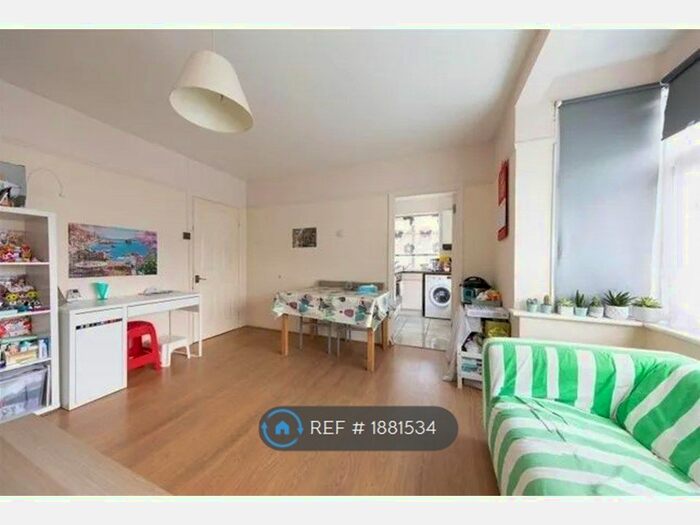 2 Bedroom Maisonette To Rent In Chalford Walk, Woodford Green, IG8