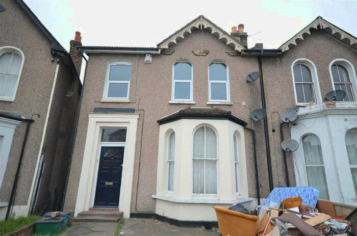 2 Bedroom Flat To Rent In Beulah Crescent, Thornton Heath, CR7