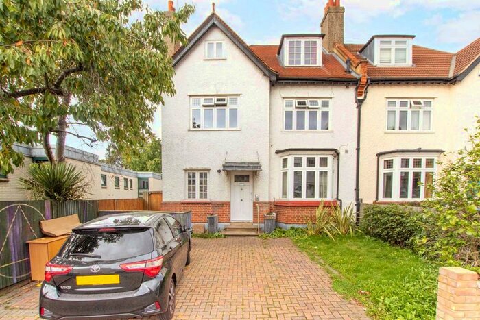 3 Bedroom Flat To Rent In Prentis Road, London, SW16